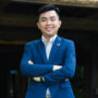 CEO AE888 Hùng Hoàng là người đứng sau sự thành công và phát triển mạnh mẽ của thương hiệu AE888 trong lĩnh vực cá cược trực tuyến. Hành trình của ông không chỉ là câu chuyện của một doanh nhân thành đạt mà còn là minh chứng cho tầm nhìn chiến lược cùng sự kiên trì bền bỉ. Trong bài viết này, chúng ta sẽ cùng khám phá quá trình xây dựng đế chế cá cược, các bước ngoặt quan trọng và hướng đi tương lai của AE888 dưới sự lãnh đạo của ông.
